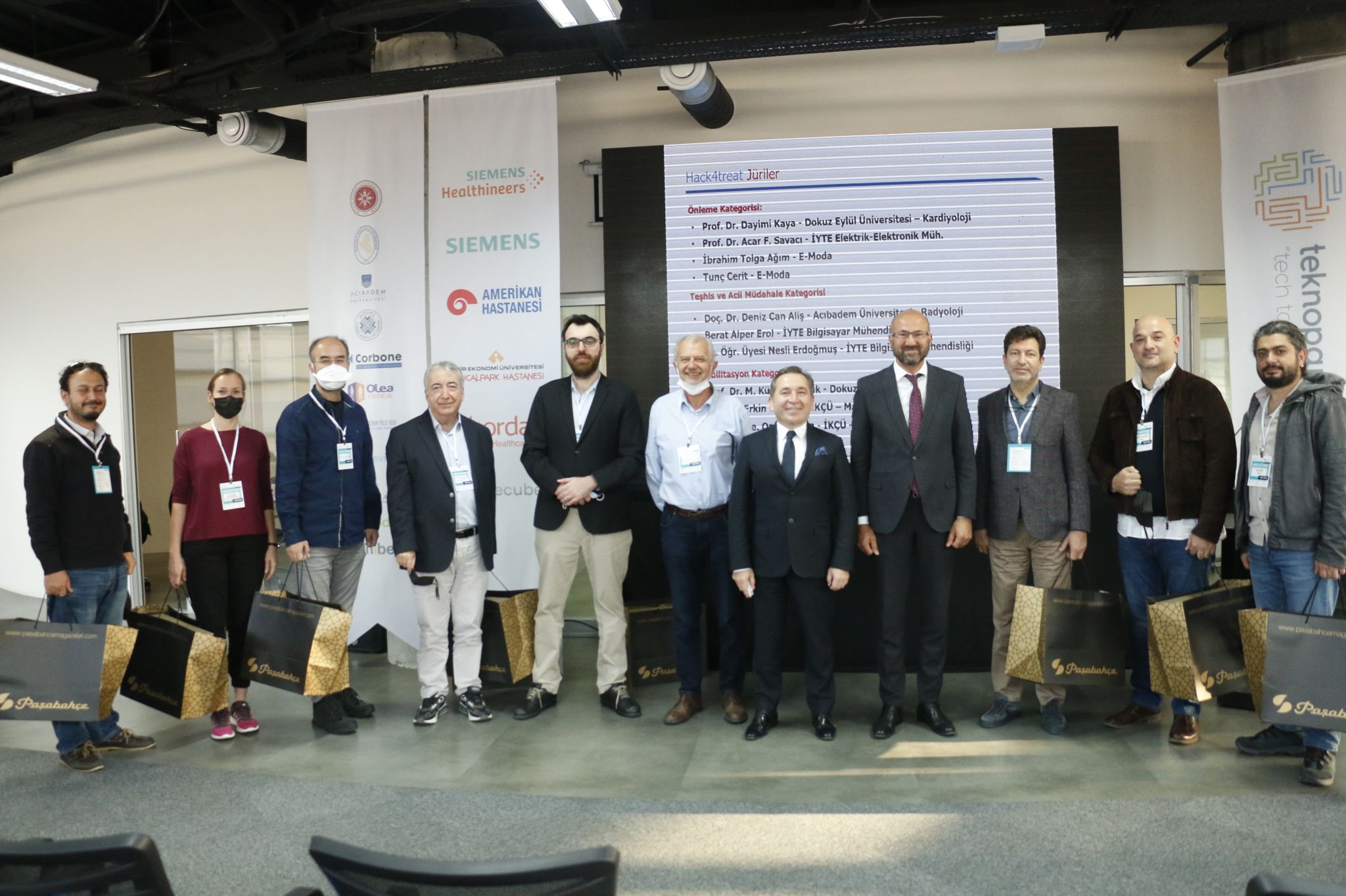 Teknopark İzmir ve İTÜ Arı Teknokent işbirliğinde, Siemens ana desteğinde düzenlenen Hack4Treat Hackathonu tamamlandı.